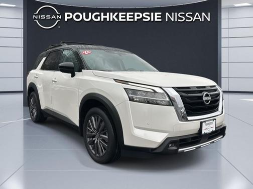 Pearl White Tricoat/Super Black 2023 Nissan Pathfinder SL 4WD