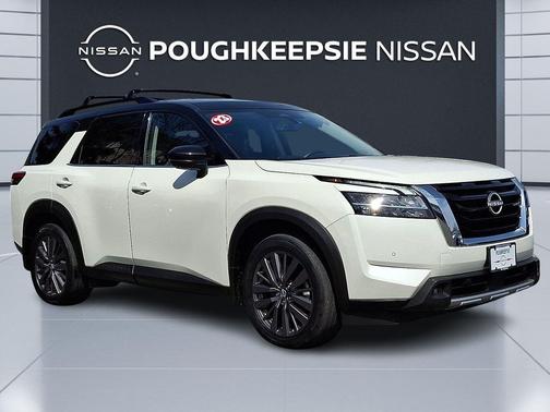 Pearl White Tricoat/Super Black 2023 Nissan Pathfinder SL 4WD