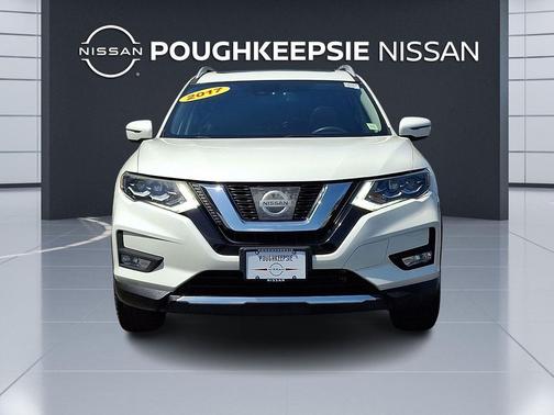 Pearl White 2017 Nissan Rogue SL