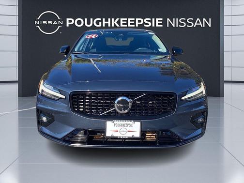 2024 Volvo S60 B5 Plus Dark Theme