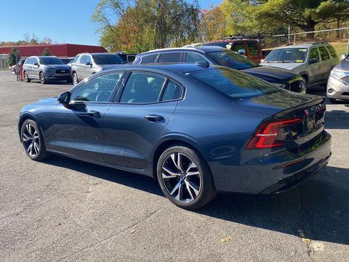 2024 Volvo S60 B5 Plus Dark Theme