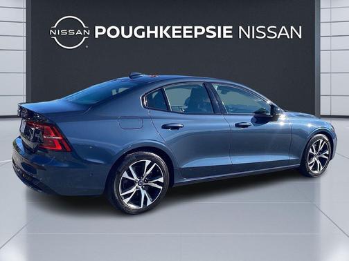 2024 Volvo S60 B5 Plus Dark Theme