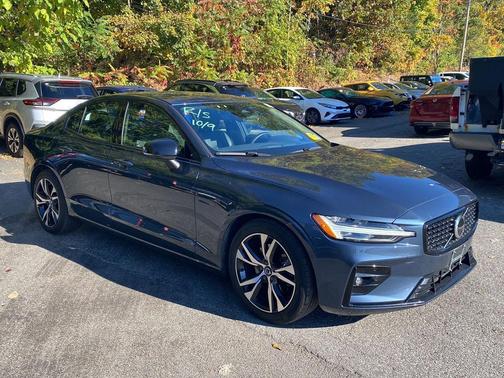 2024 Volvo S60 B5 Plus Dark Theme