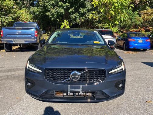 2024 Volvo S60 B5 Plus Dark Theme