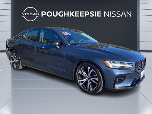 2024 Volvo S60 B5 Plus Dark Theme
