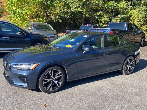 2024 Volvo S60 B5 Plus Dark Theme