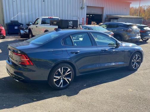 2024 Volvo S60 B5 Plus Dark Theme