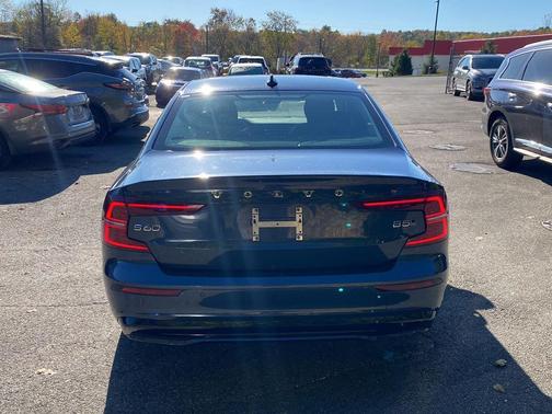 2024 Volvo S60 B5 Plus Dark Theme