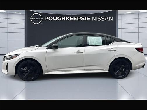 Aspen White Tricoat/Super Black 2024 Nissan Sentra SR