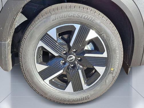 KAD/GUN METALL 2026 Nissan Kicks SV