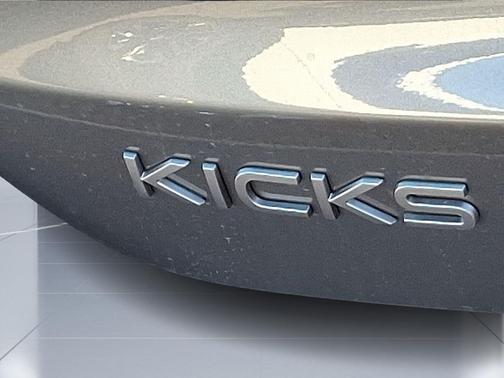 KAD/GUN METALL 2026 Nissan Kicks SV