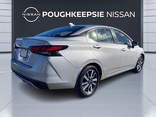 Brilliant Silver Metallic 2021 Nissan Versa 1.6 SV