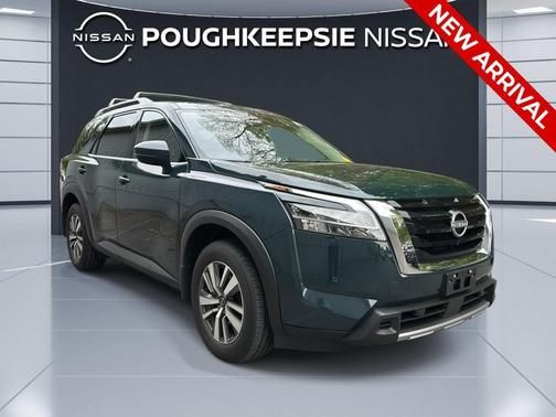Obsidian Green Pearl 2024 Nissan Pathfinder SL 4WD