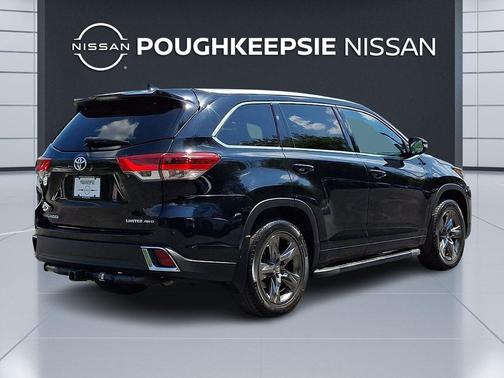Midnight Black Metallic 2017 Toyota Highlander Limited Platinum