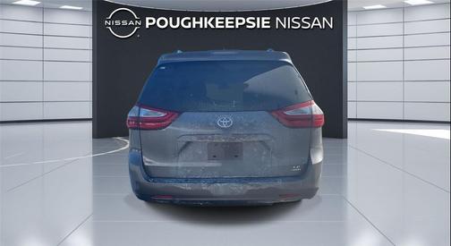 2019 Toyota Sienna LE