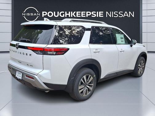 2025 Nissan Pathfinder SL 4WD
