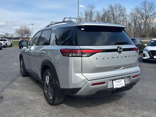 2023 Nissan Pathfinder SL 4WD