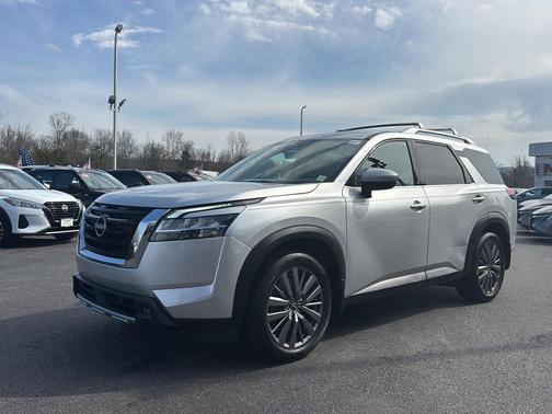 2023 Nissan Pathfinder SL 4WD