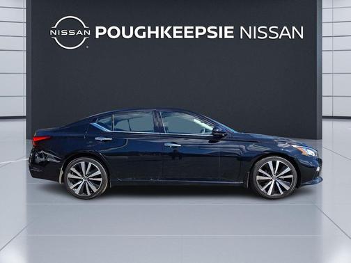 Super Black 2019 Nissan Altima 2.5 Platinum