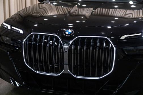 Black Sapphire Metallic 2024 BMW 740 i xDrive