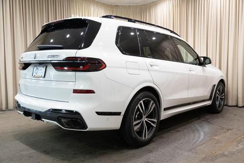 2023 BMW X7 M60i