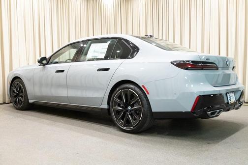 2025 BMW 760 760i xDrive