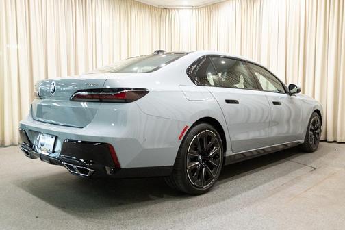 2025 BMW 760 760i xDrive