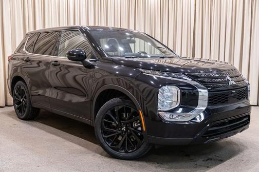 Labrador Black Pearl 2024 Mitsubishi Outlander SE Black Edition