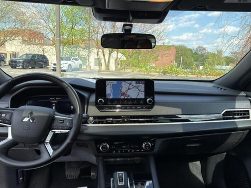 Labrador Black Pearl 2024 Mitsubishi Outlander SE Black Edition