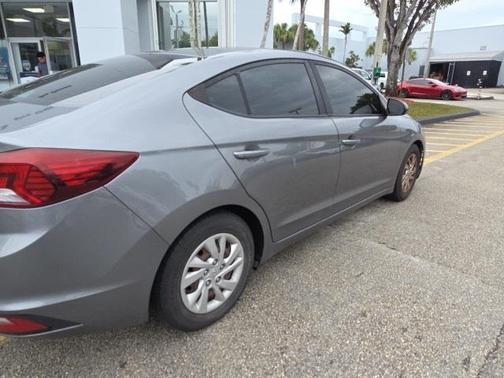 2019 Hyundai ELANTRA SE