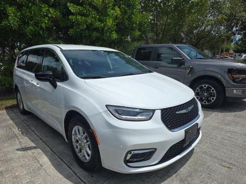 Bright White Clearcoat 2024 Chrysler Pacifica Touring-L