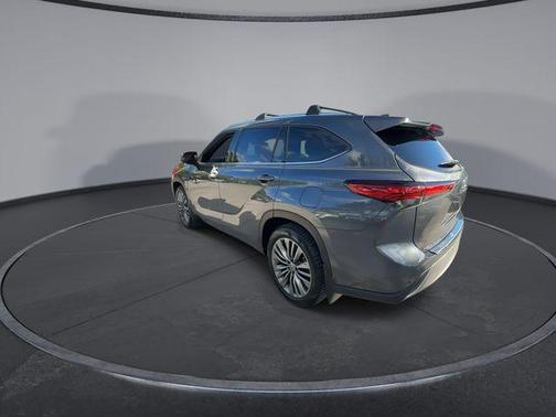 Magnetic Gray Metallic 2020 Toyota Highlander Platinum