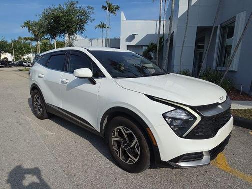 Snow White Pearl 2023 Kia Sportage LX
