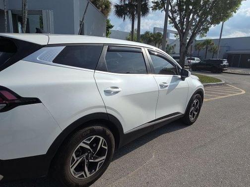Snow White Pearl 2023 Kia Sportage LX