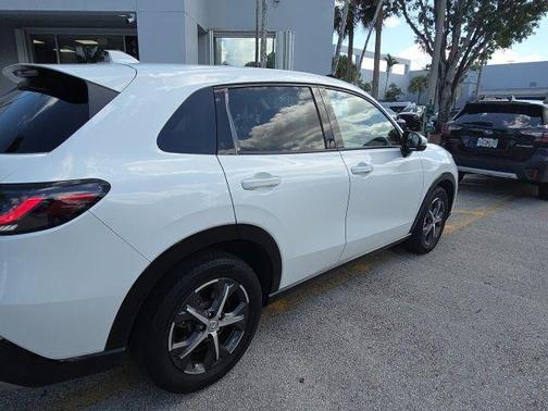 White 2023 Honda HR-V EX-L