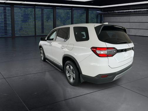 White 2023 Honda Pilot EX-L 7-Passenger