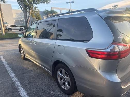 2020 Toyota Sienna LE