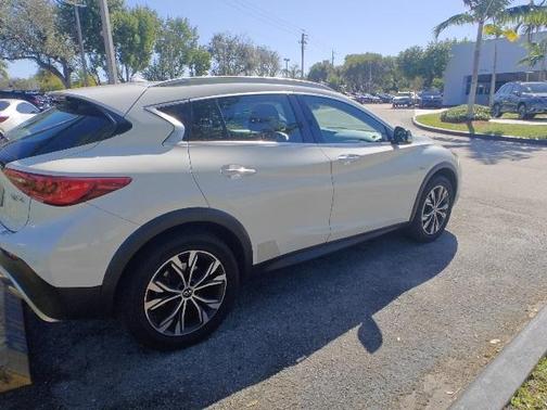 2017 INFINITI QX30 Premium