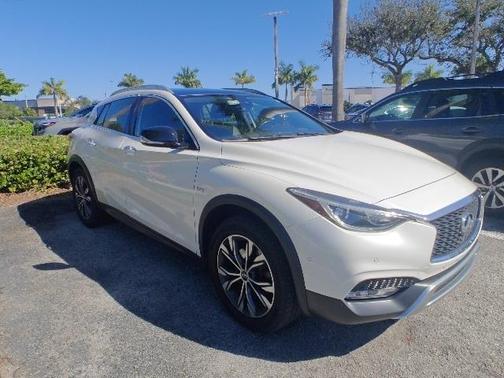 2017 INFINITI QX30 Premium