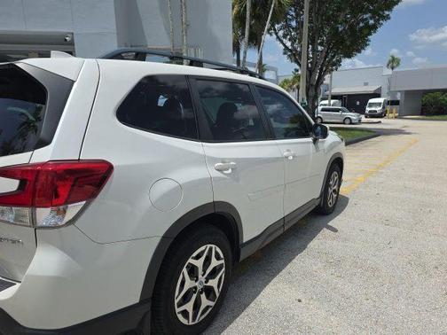 Crystal White Pearl 2022 Subaru Forester Premium