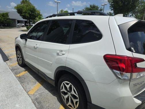 Crystal White Pearl 2022 Subaru Forester Premium