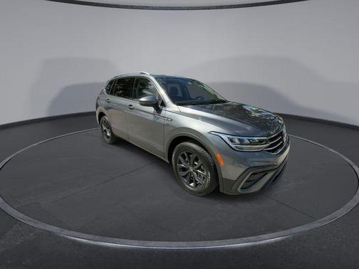 Platinum Gray Metallic 2024 Volkswagen Tiguan 2.0T SE