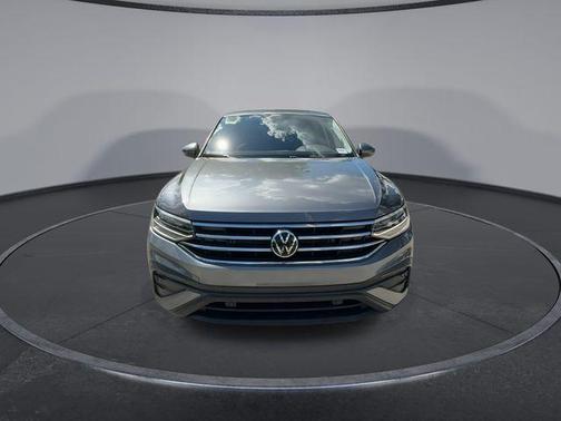 Platinum Gray Metallic 2024 Volkswagen Tiguan 2.0T SE