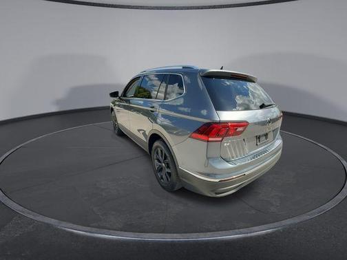 Platinum Gray Metallic 2024 Volkswagen Tiguan 2.0T SE