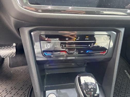 Platinum Gray Metallic 2024 Volkswagen Tiguan 2.0T SE
