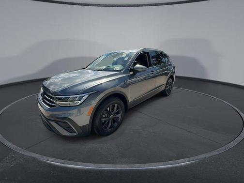 Platinum Gray Metallic 2024 Volkswagen Tiguan 2.0T SE