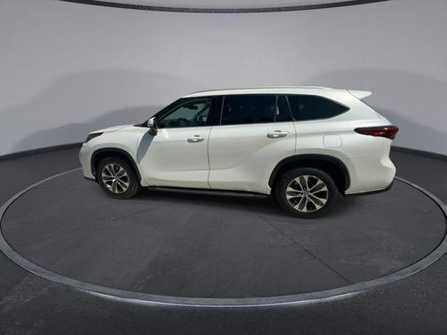 Pearl 2022 Toyota Highlander XLE