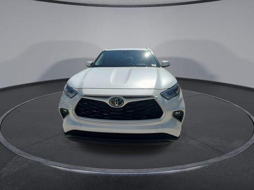 Pearl 2022 Toyota Highlander XLE