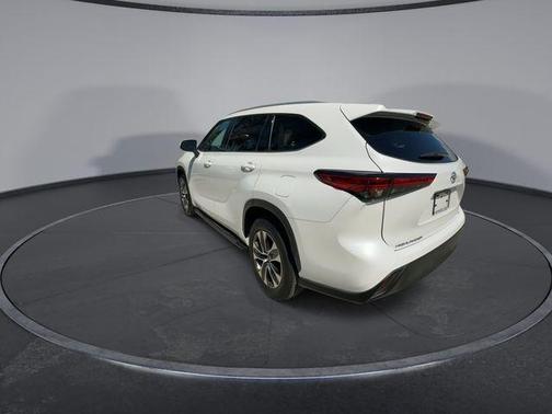 Pearl 2022 Toyota Highlander XLE