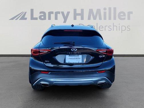 2017 INFINITI QX30 Premium